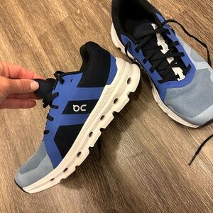 Women’s 7.5 On Cloud Cloud Runner Sneakers. Like New.